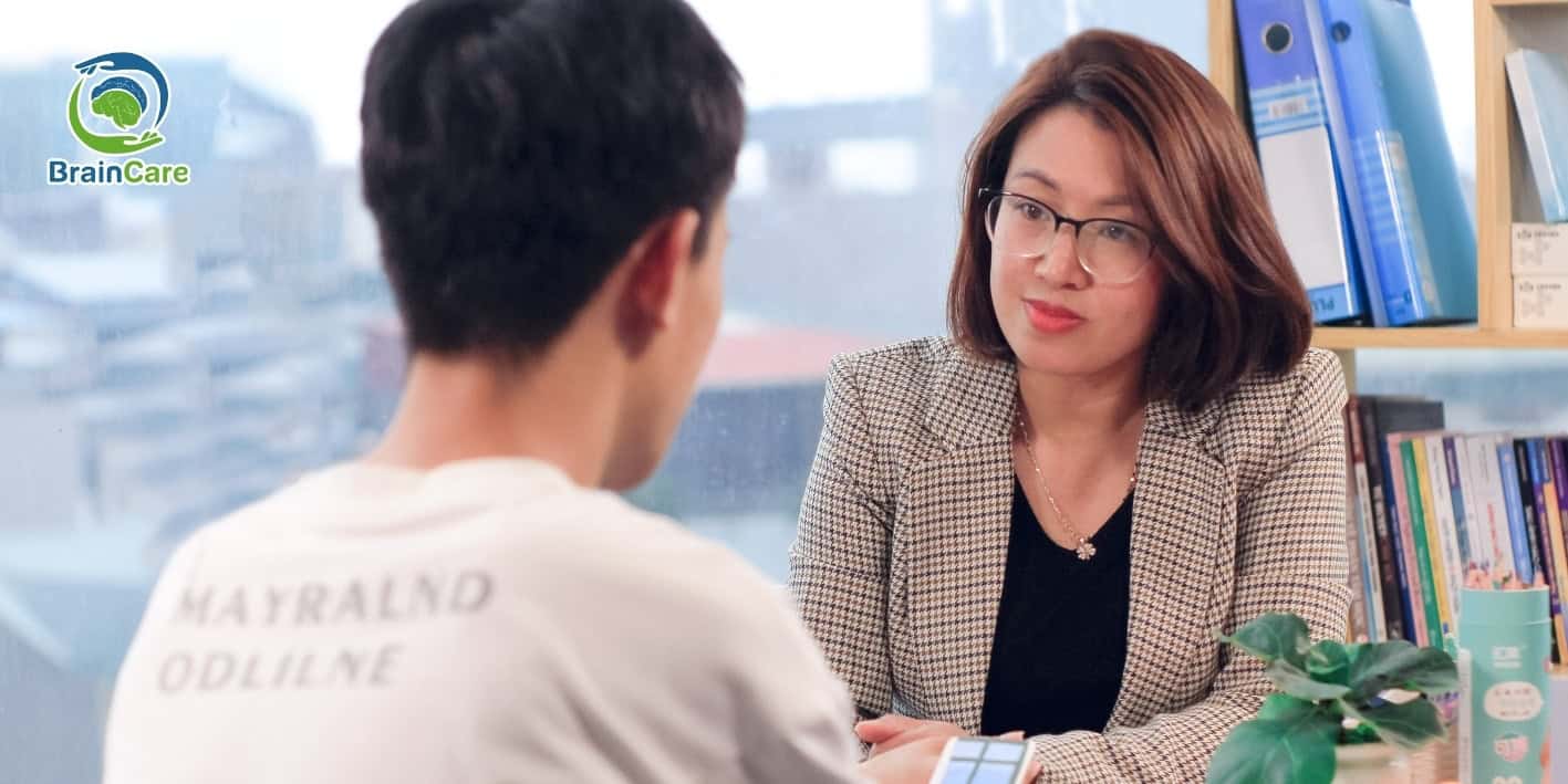 Chuyên gia BrainCare trong buổi trị liệu cùng trẻ