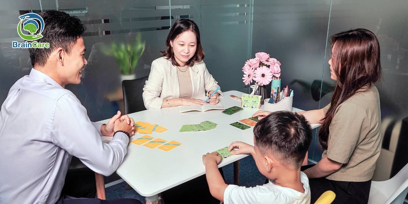Chuyên gia BrainCare trong buổi trị liệu cùng trẻ