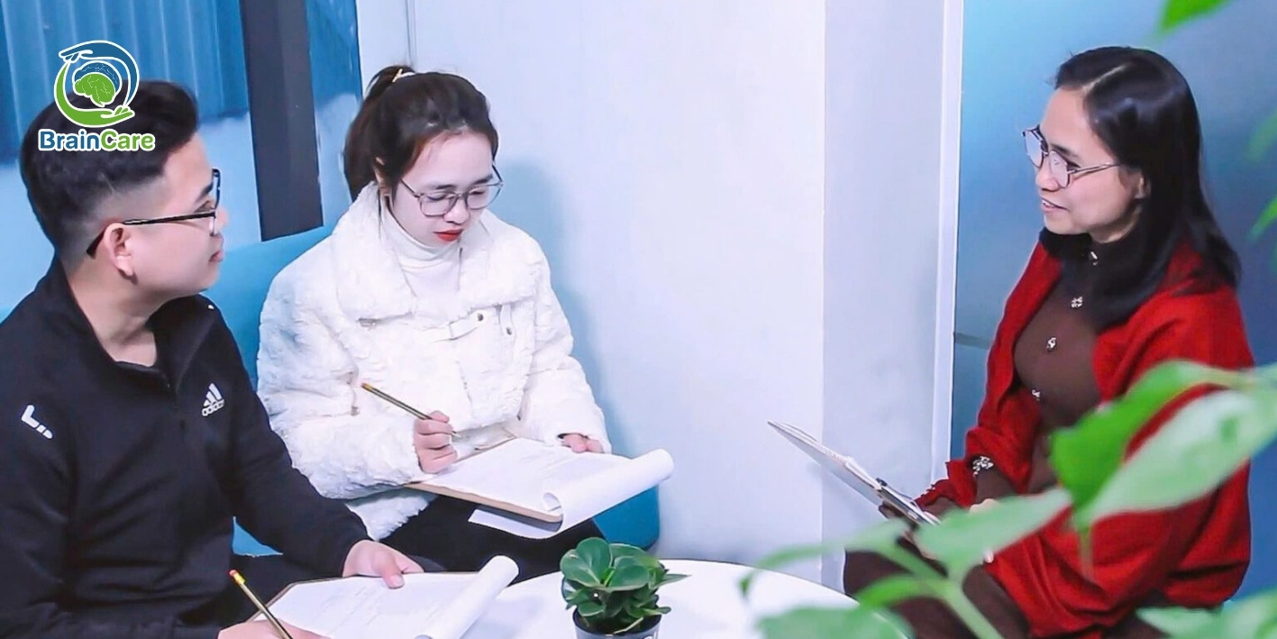 học sinh đang làm đánh giá định hướng nghề