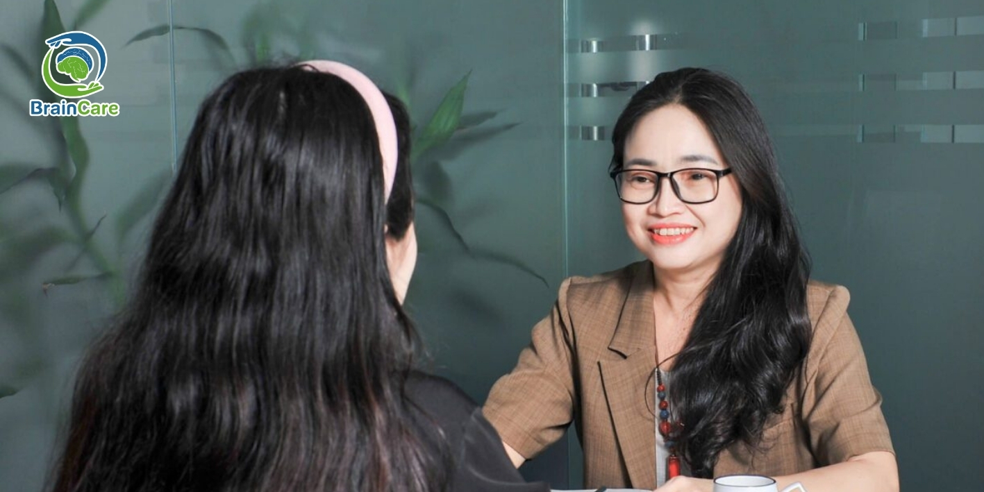 Chuyên gia BrainCare trong buổi trị liệu cho học sinh